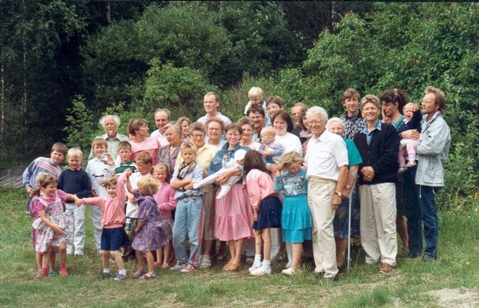 Stort gruppfoto av Forsbergs-släkten uppställd utomhus, sommaren 1990.