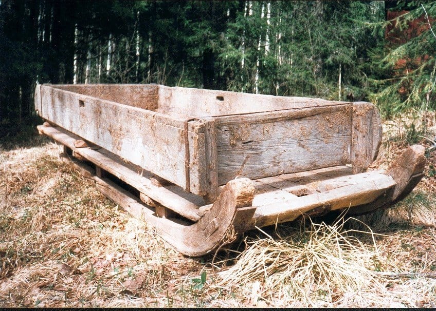 En 'dyngsläa' — lång träslädе med löstagbar brädram (skäppa).