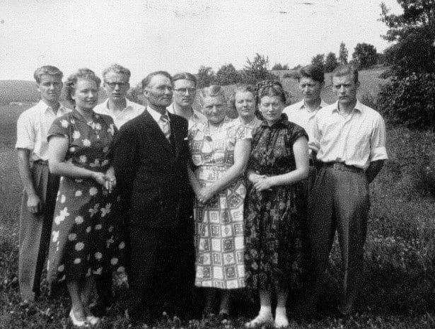Svartvitt gruppfoto av familjen Mårten Forsberg utomhus.
