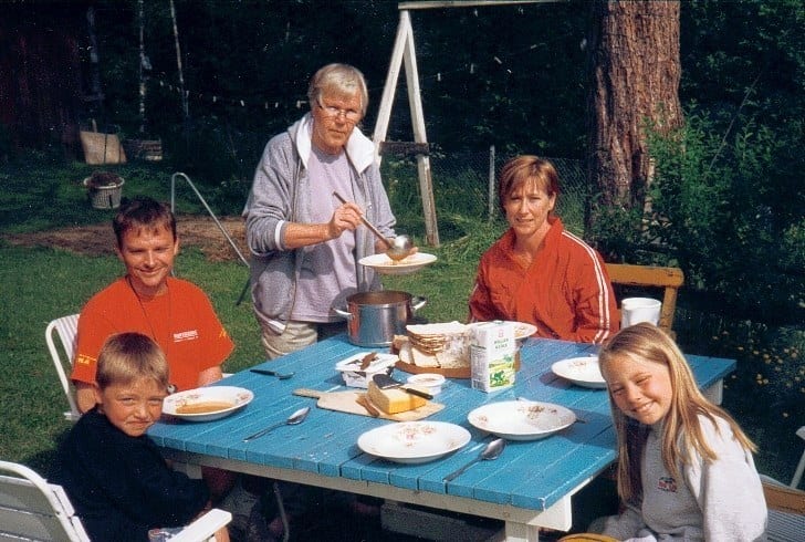 Gunilla tillsammans med Åsa, sambon Micke och deras barn vid ett bord utomhus.