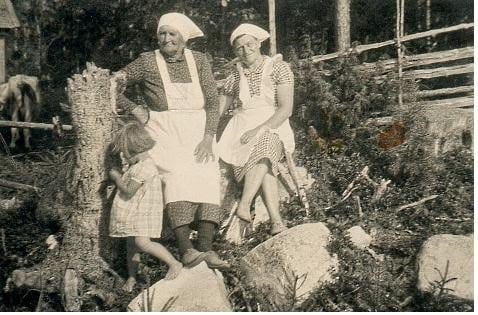 Teckning: Åke står på en bergknalle i mörkret och lyssnar efter korna.