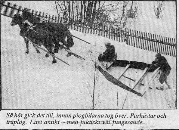 Svartvitt tidningsklipp: parhästar drar en träplog genom snön.
