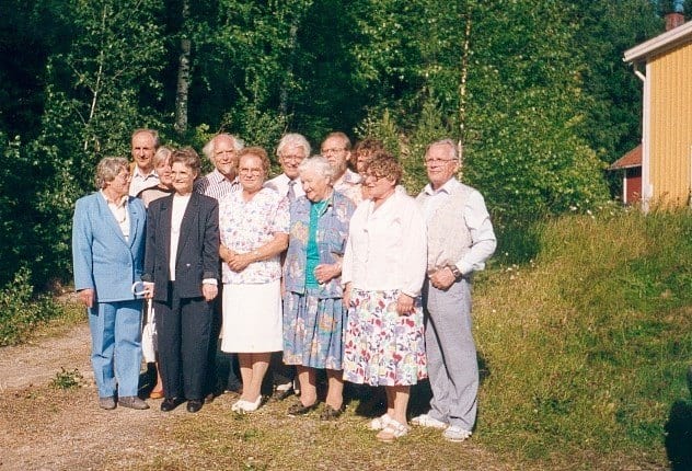 Färgfoto av syskonen Forsberg uppställda på rad utomhus.